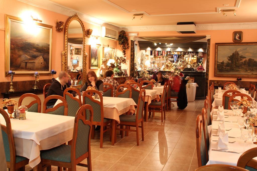 Hotel Vila Tina Загреб Екстериор снимка