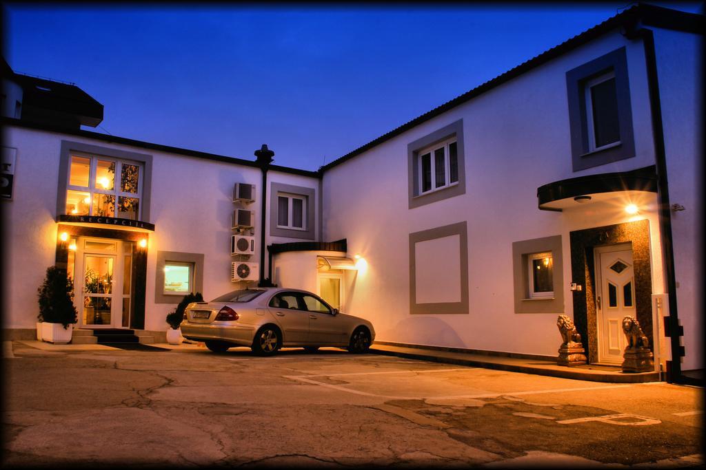 Hotel Vila Tina Загреб Екстериор снимка